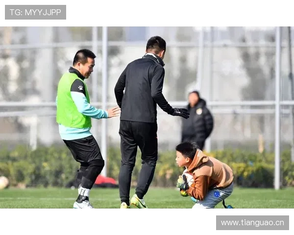 张琳芃，球场上像钢铁侠，逛商场像走红毯，旁人看他买包那表情就好笑