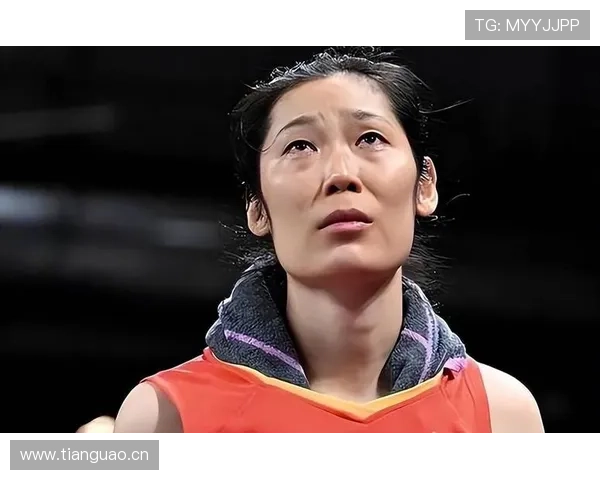 朱婷赛场像铁娘子，下了场拽着几个名牌袋子，我这穷人视角直冒汗