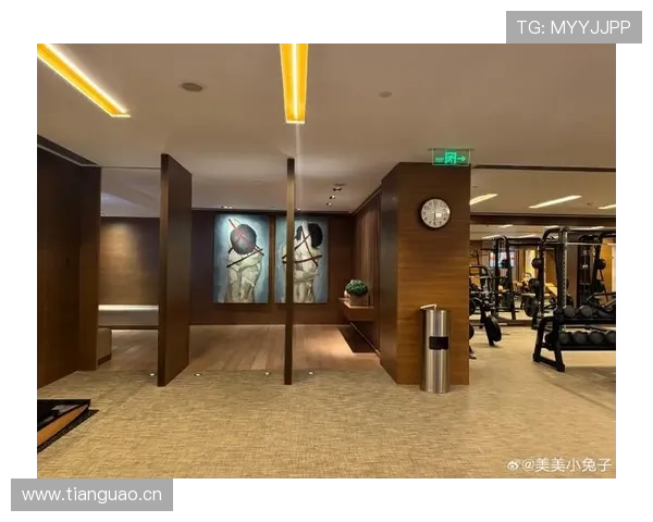 肖若腾凌晨健身房独自挥汗，估计普通人撑不到十分钟
